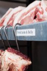 Primo piano della pancia di maiale sullo scaffale — Foto stock