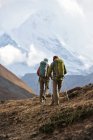 Rückansicht von Wanderern auf Bergrücken in Thorung la, Nepal — Stockfoto