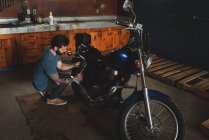 Homem de reparação de bicicleta na oficina — Fotografia de Stock