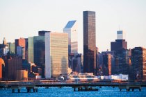 Ciudad de Nueva York skyline y paseo marítimo - foto de stock