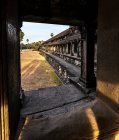 Salida del sol en el patio exterior del templo en Angkor Wat - foto de stock