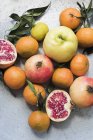 Vista superior de fruta colorida e romã cortada pela metade — Fotografia de Stock