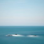 Rochers dans l'eau de mer — Photo de stock