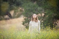 Frau genießt frische Luft im Park, Stoney Point, Topanga Canyon, Chatsworth, Los Angeles, Kalifornien, USA — Stockfoto