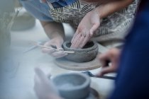 Città del Capo, Sud Africa, due femmine plasmano argilla in laboratorio di ceramica — Foto stock