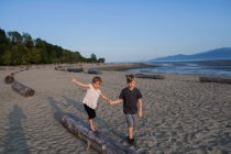 Дети играют на пляже, Ванкувер, Британская Колумбия, Канада — стоковое фото