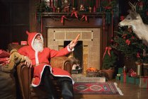 Санта Клаус предлагает оленю морковку — стоковое фото