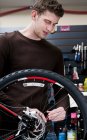 Механік, що працює в майстерні по ремонту велосипедів — стокове фото