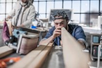 Kapstadt, Südafrika, Maschinist beim Abmessen von Holz in der Werkstatt — Stockfoto