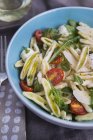 Primo piano insalata di pasta con rucola e pomodori — Foto stock
