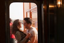 Vista lateral do casal jovem em um ferry — Fotografia de Stock