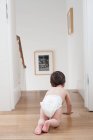 Маленький хлопчик повзає біля сходів — стокове фото