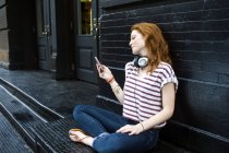 Портрет молодої жінки за допомогою мобільного телефону — стокове фото