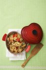 Reis mit Fleisch, Meeresfrüchten und Gemüse in gusseisernem Kochgeschirr — Stockfoto