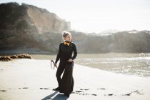 Mergulhador com espingarda na praia, Big Sur, Califórnia, EUA — Fotografia de Stock