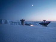 Antenas parabólicas em paisagem nevada — Fotografia de Stock