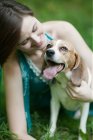 Frau mit ihrem Haustier Beagle — Stockfoto
