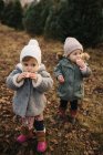 Дитячі дівчата їдять хліб у лісі — стокове фото