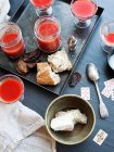 Natureza morta de copos de suco de tomate, pão e queijo — Fotografia de Stock