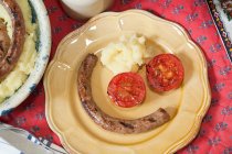 Тулуза ковбаса на тарілку — стокове фото
