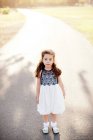 Retrato de menina de pé na estrada — Fotografia de Stock