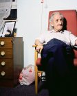 Uomo anziano in poltrona — Foto stock
