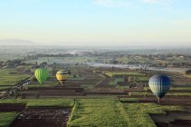 Balões de ar quente sobre campos — Fotografia de Stock