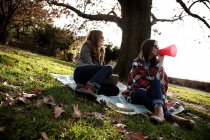 Mädchen feuern Freunde im Park an — Stockfoto