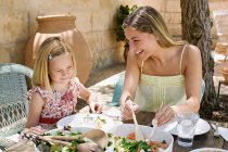 Mother and daughter dining al fresco — Stock Photo