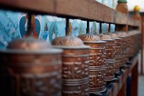 Nahaufnahme von Gebetsmühlen, asiatische Kultur — Stockfoto