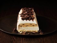 Nahaufnahme von Tiramisu-Kuchen auf Teller — Stockfoto