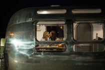 Paar küsst sich im Wohnwagen — Stockfoto