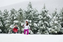 Enfants jouant dans la neige — Photo de stock