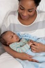 Mãe segurando bebê menino — Fotografia de Stock