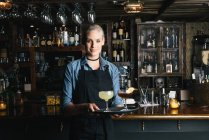 Офіціантка тримає лоток коктейлів у кафе — стокове фото