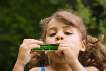 Ein Mädchen spielt Mundharmonika — Stockfoto