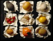 Vista superior de diferentes frutas en bandeja en la mesa - foto de stock