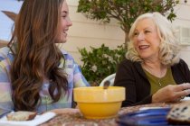 Nonna e nipote che fanno colazione all'aperto — Foto stock