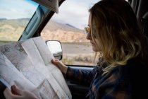 Mujer leyendo mapa en coche, Death Valley National Park, California, US - foto de stock