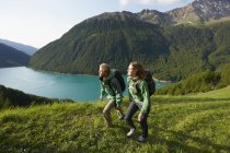 Caminhadas para casais jovens no reservatório de Vernagt, Val Senales, Tirol do Sul, Itália — Fotografia de Stock