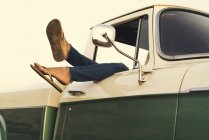 Beine einer jungen Frau aus dem Fenster eines Pickups am Newport Beach, Kalifornien, USA — Stockfoto