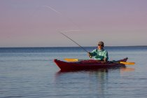 Hombre pesca con mosca de kayak en los Everglades de Florida, EE.UU. - foto de stock