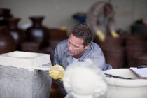 Processo di verniciatura e colorazione in fabbrica di ceramica — Foto stock