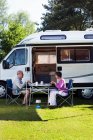 Couple manger le petit déjeuner à l'extérieur camping-car — Photo de stock