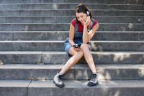 Adolescente écoute un lecteur mp3 — Photo de stock