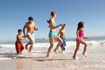 Família jogando em uma praia — Fotografia de Stock