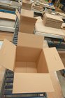 Boîtes vides sur convoyeur — Photo de stock