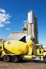 Truck in front of industrial plant under blue sky — Stock Photo