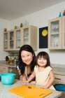 Eine Tochter hilft ihrer Mutter in der Küche — Stockfoto