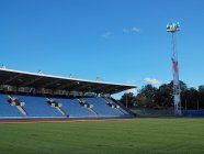 Порожній спортивний стадіон під яскравим блакитним небом — стокове фото